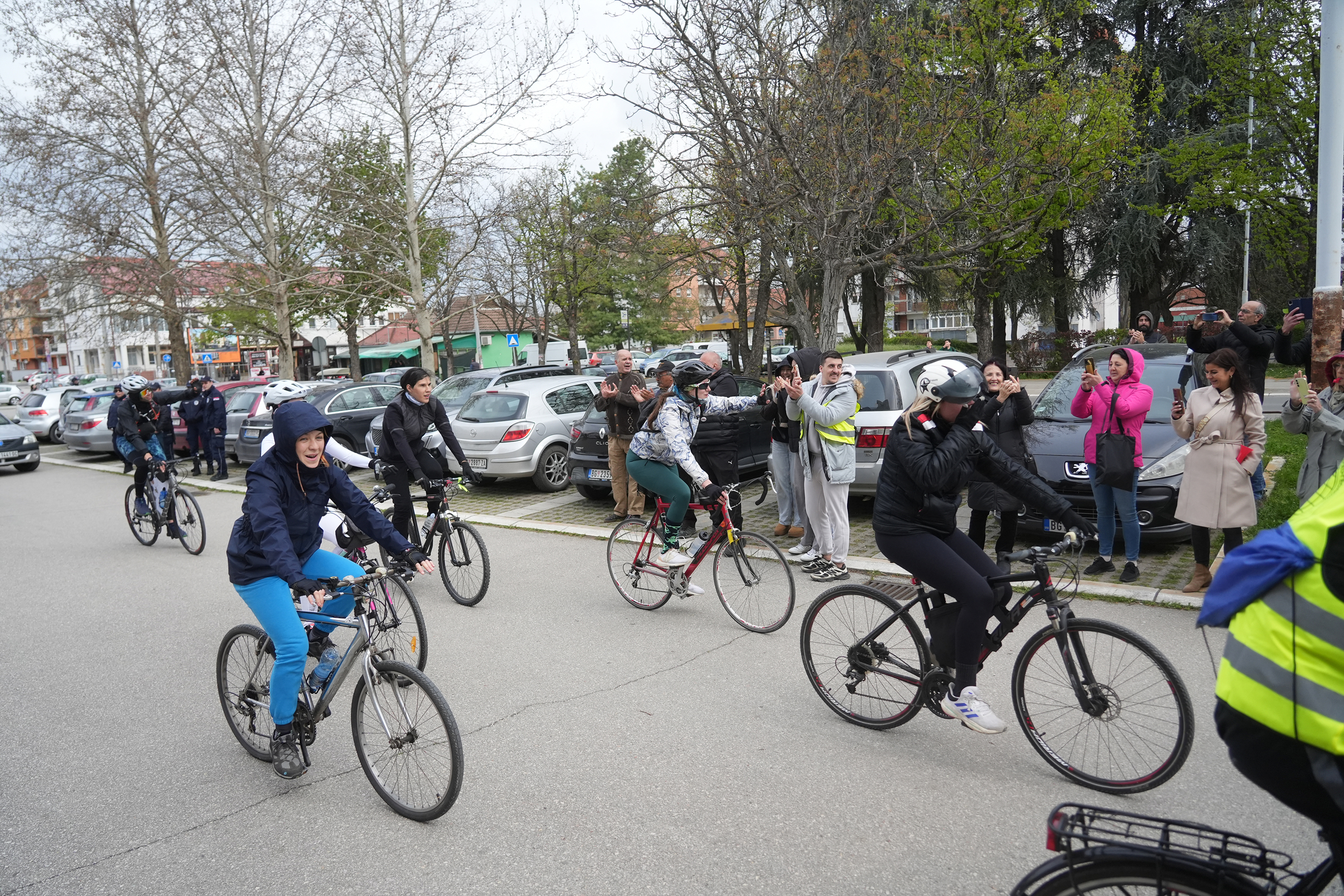 Students on bicycles who set off from Belgrade to Novi Pazar for the student protest "Freedom rules the market" arrived in Obrenovac, from where they will continue their journey to Ub and Valjevo, where they are supposed to sleep tonight.Studenti na bic