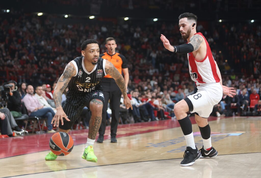 epa11947872 Partizan's Mitar Bosnjakovic (L) in action against Olympiacos's Luca Vildoza (R) during the Euroleague basketball match between Olympiacos Piraeus vs Partizan Belgrade in Piraeus, Greece, 07 March 2025.  EPA-EFE/PETE ANDREOU