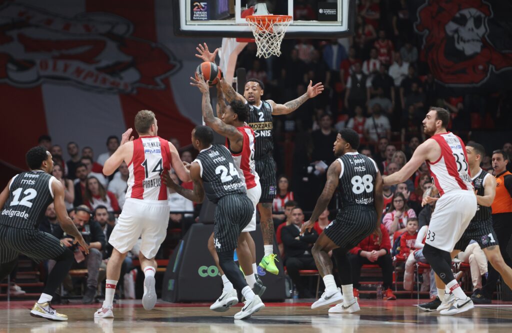 epa11947802 Partizan's Carlik Jones (C- back) in action against Olympiacos's players during the Euroleague basketball match between Olympiacos Piraeus vs Partizan Belgrade in Piraeus, Greece, 07 March 2025.  EPA-EFE/PETE ANDREOU