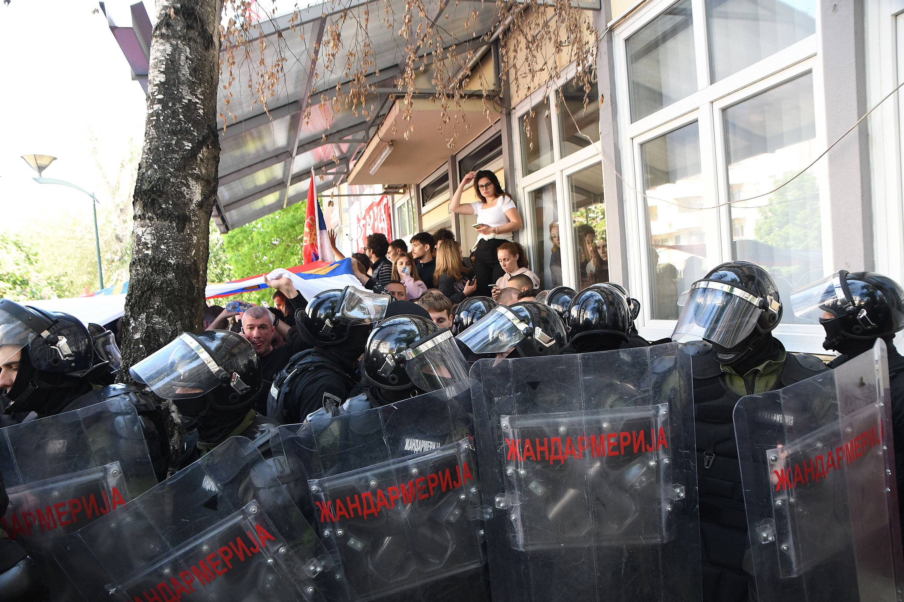 POLICIJA U NOVOM SADU INTERVENISALA ISPRED DIF-A