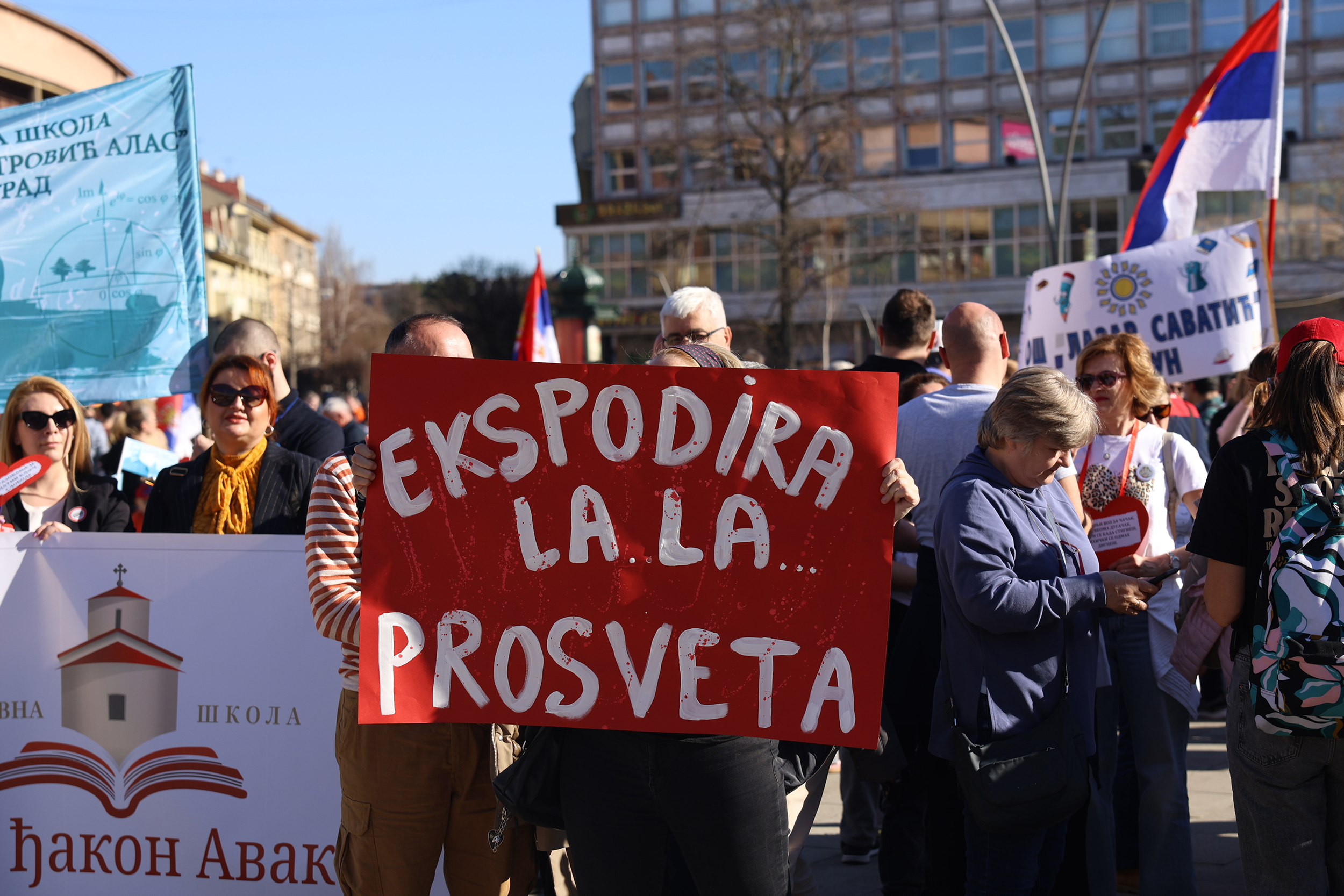 The Cacak Education Union organized a large protest rally of educators from all over Serbia on the city's central square.Sindikat obrazovanja Cacka je organizovao veliki protestni skup prosvetnih radnika iz cele Srbije na centralnom trgu u tom gradu.