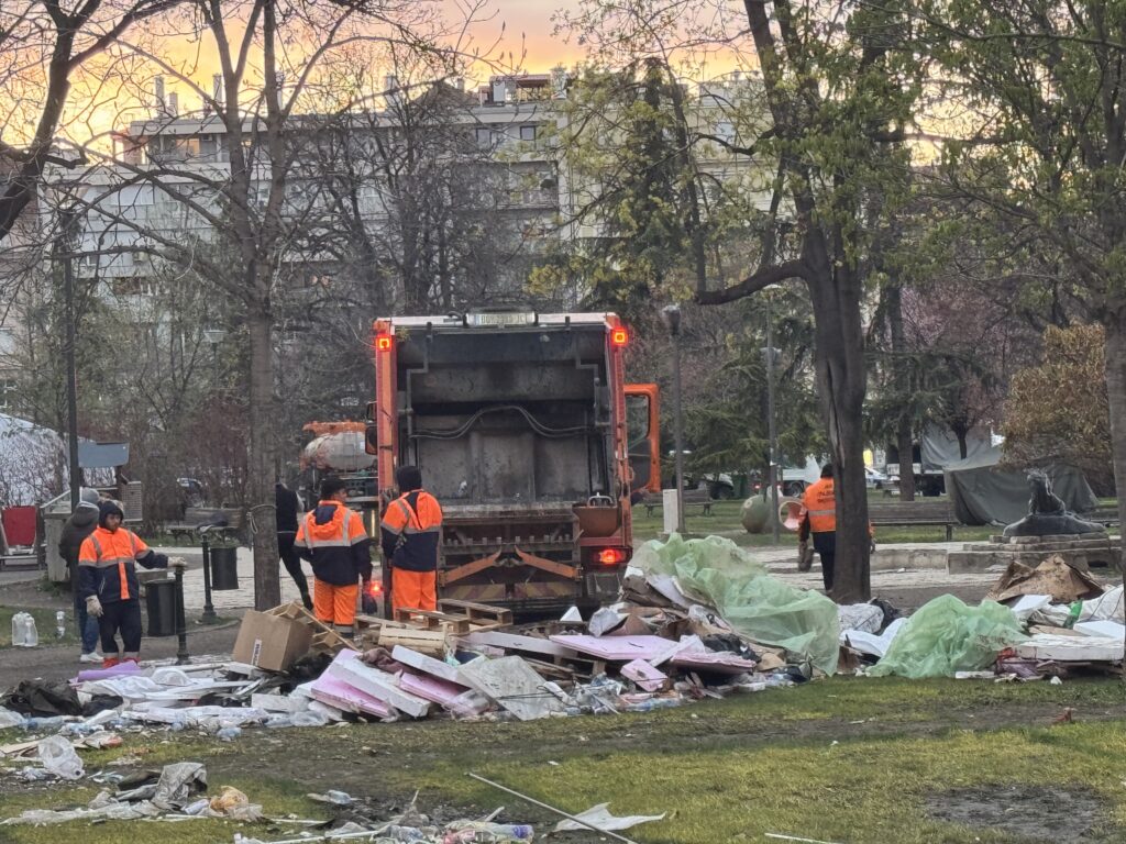 Beograd 18. mart 2025. Pionirski park studenti 2.0 koji žele da uče, Ćacilend, smetlište, gradska čistoća čisti  Foto: Vladislav Mitić/Nova.rs