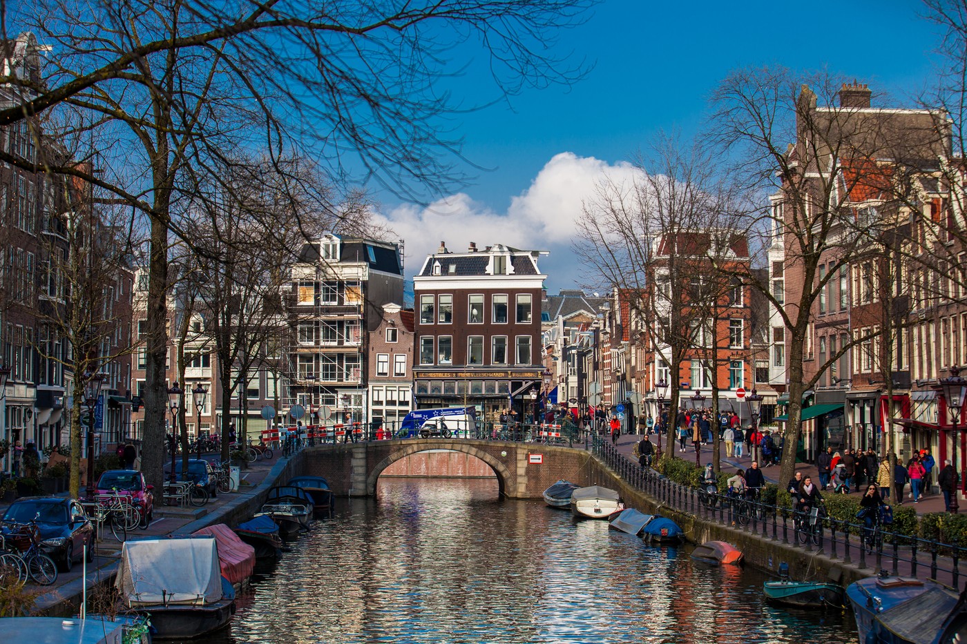 AMSTERDAM,  NETHERLANDS - MARCH,  2018: Canals,  boats and beautiful architecture at the Old Central district in Amsterdam,Image: 521951301, License: Royalty-free, Restrictions: , Model Release: no, Credit line: Anamaria Mejia / Panthermedia / Profimedia