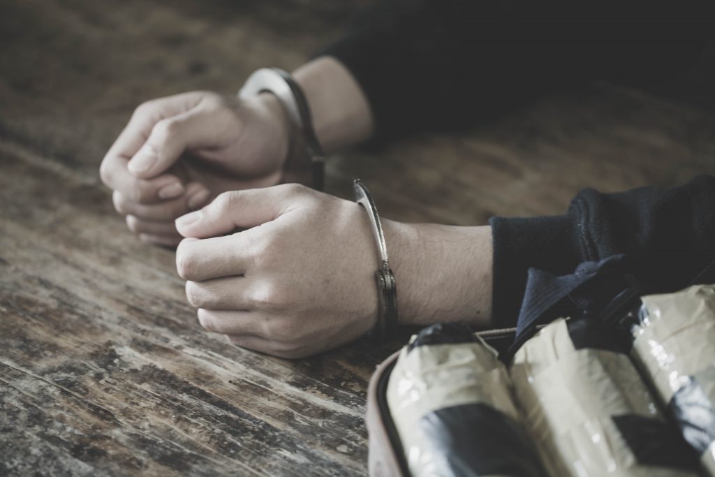 Ilustracija hapšenje, lisice, uhapšen droga diler