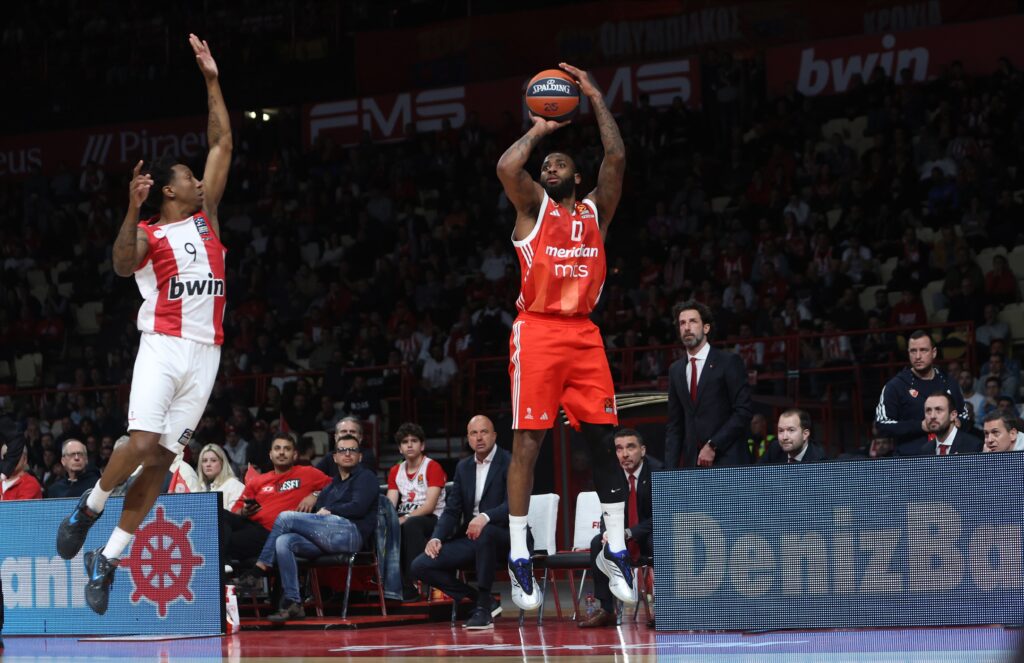epa11976623 Olympiacos' Saben Lee (L) in action against Crvena Zvezda's Codi Miller-McIntyre (R) during the Euroleague basketball match between Olympiacos Piraeus and Crvena Zvezda, in Piraeus, Greece, 20 March 2025.  EPA-EFE/PETE ANDREOU