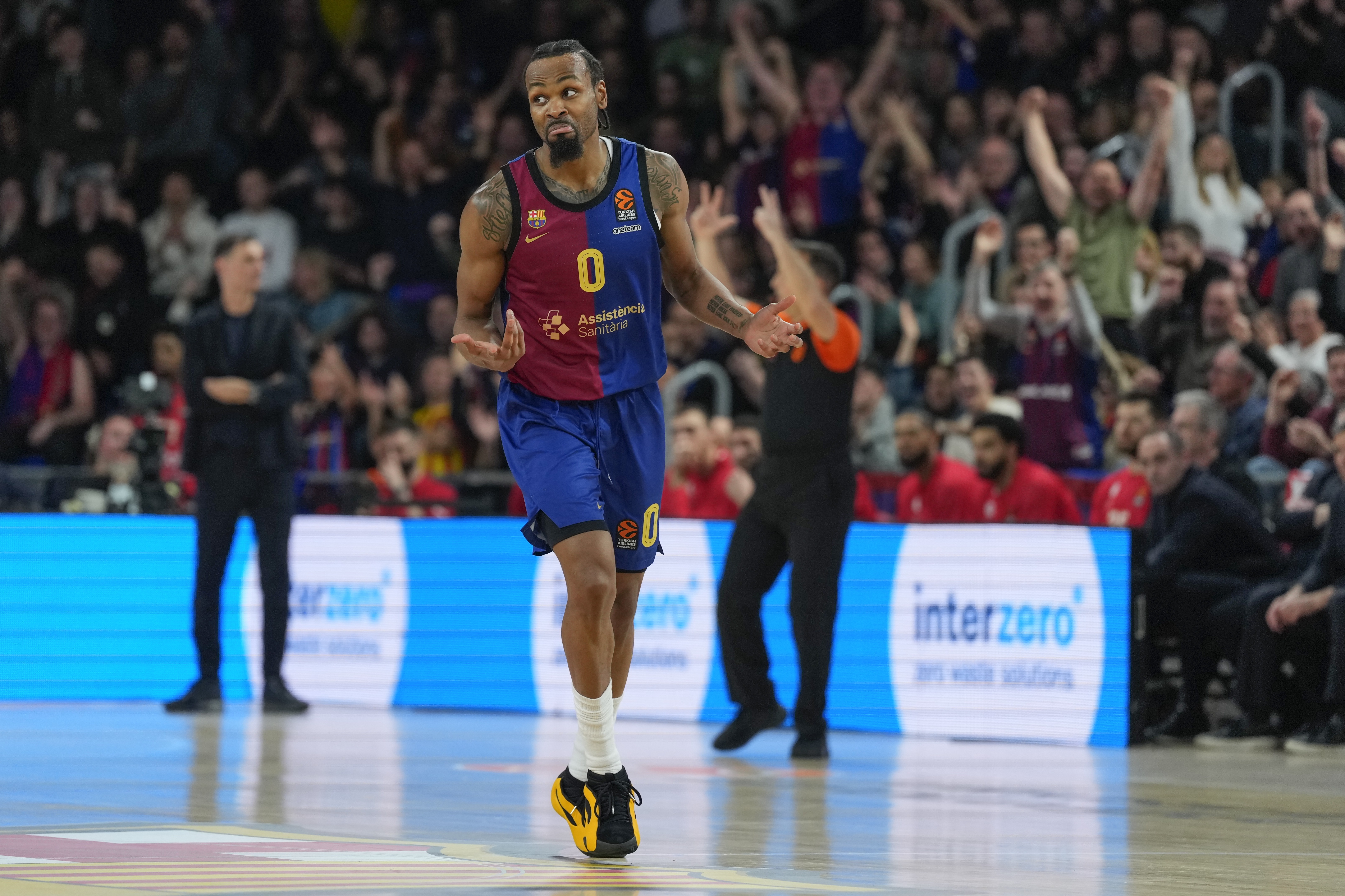 epa11881431 Barca's Kevin Punter gestures during the Euroleague basketball match between FC Barcelona and Olympiacos BC, in Barcelona, Spain, 07 February 2025.  EPA-EFE/Alejandro Garcia