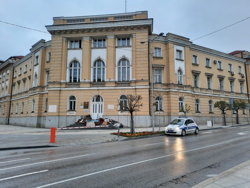 Smeće ispred Skupštine u Užicu/Foto:Slavica Panić