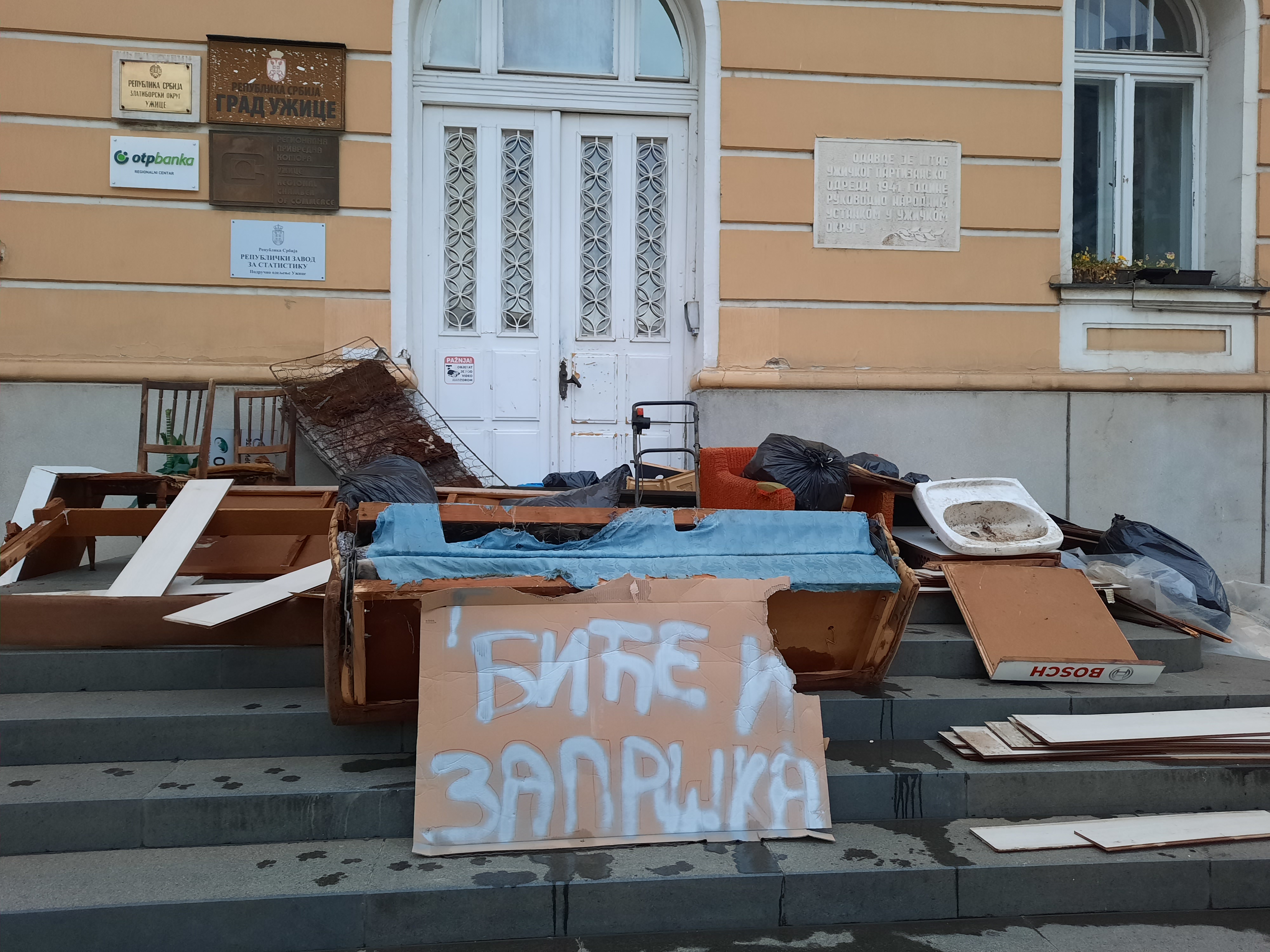 Đubre ispred zgrade Skupštine u Užicu/Foto: Slavica Panić