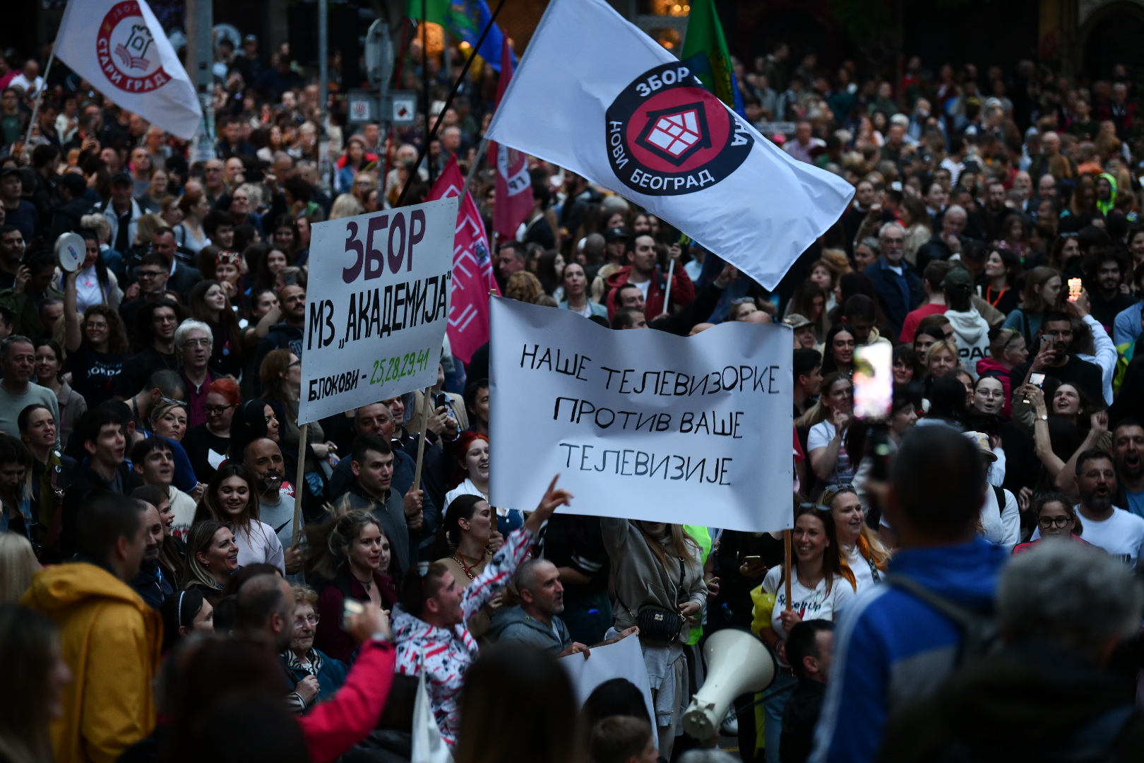 Građani ispred RTS-a, Foto: Vesna Lalić/Nova.rs