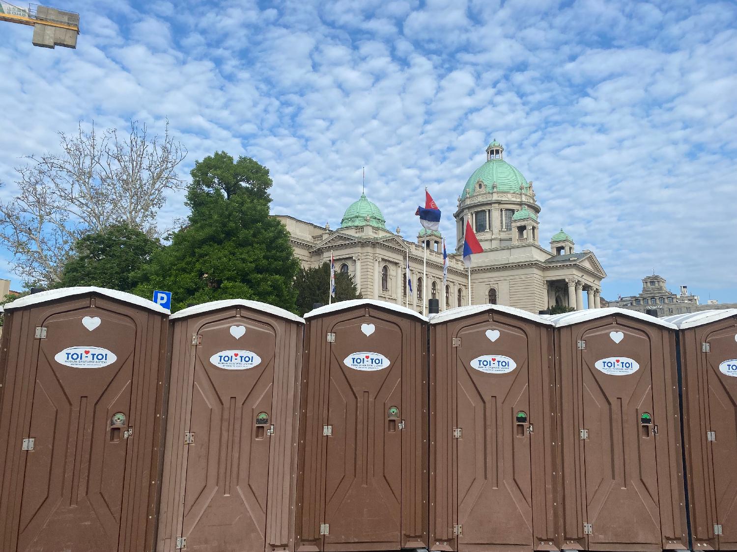 mobilni toaleti ispred skupštine