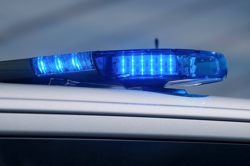Düsseldorf 21.04.2025 Fund Wasserleiche Toter im Fluß Rhein Volmerswerther Deich Volmerswerth Polizei Auto Polizeiauto P