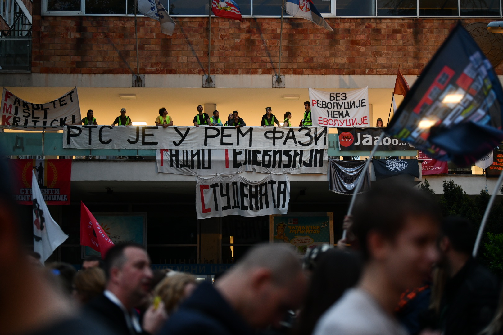 Građani ispred RTS-a, Foto: Vesna Lalić/Nova.rs