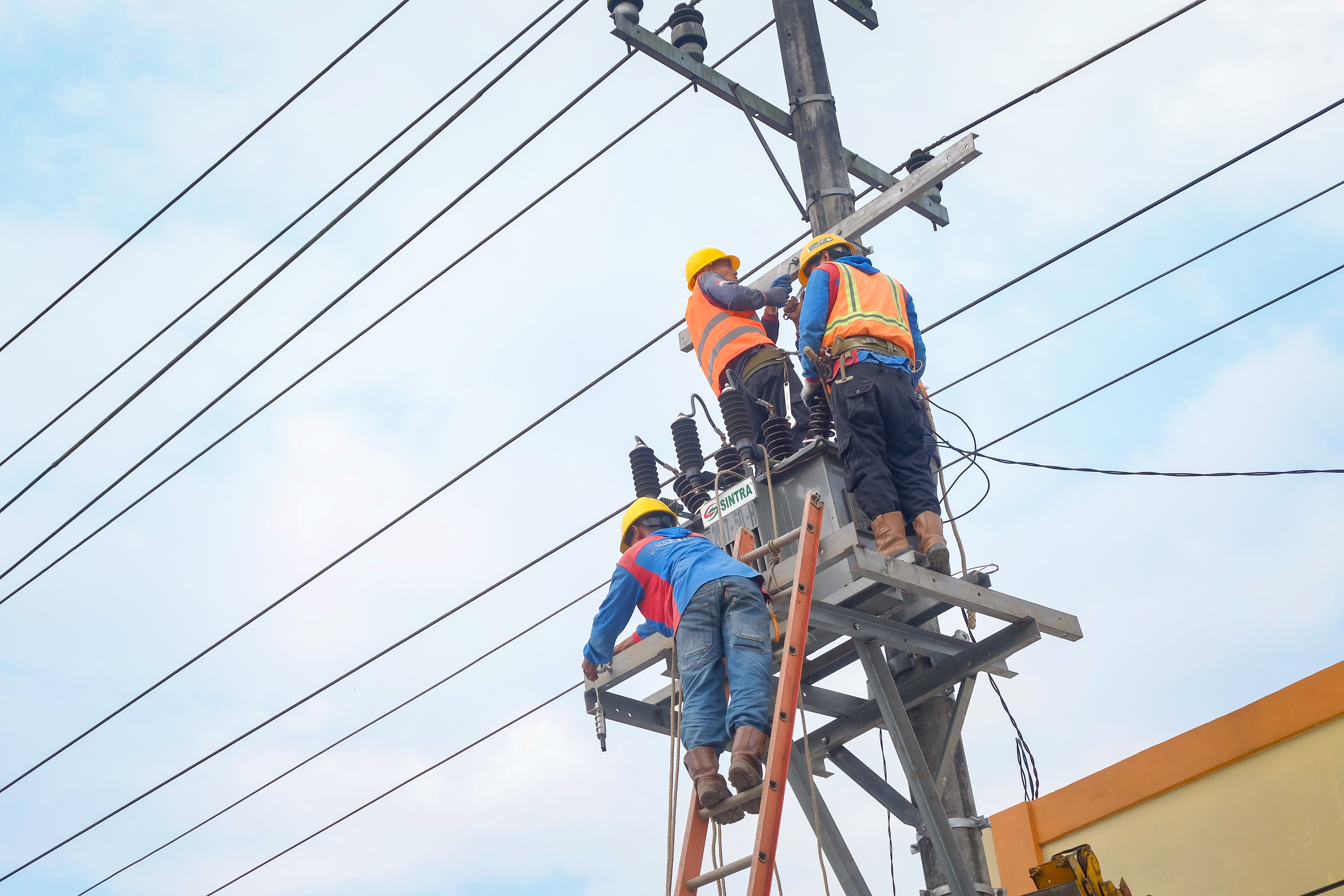 Radnici Elektrodistribucije u Nišu sekli kablove operaterima, među njima i oni koji emituju N1