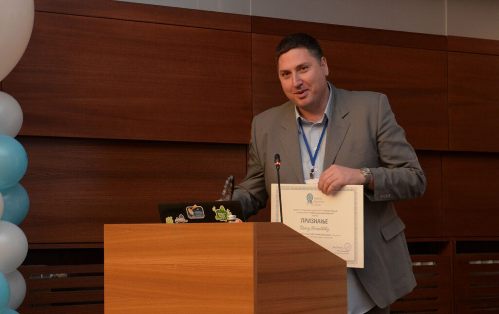 Profesor engleskog jezika u paraćinskoj gimnaziji i Osnovnoj školi "Stevan Jakovljević" Borko Petrović  Sanja poslala kaze ima odobrenje