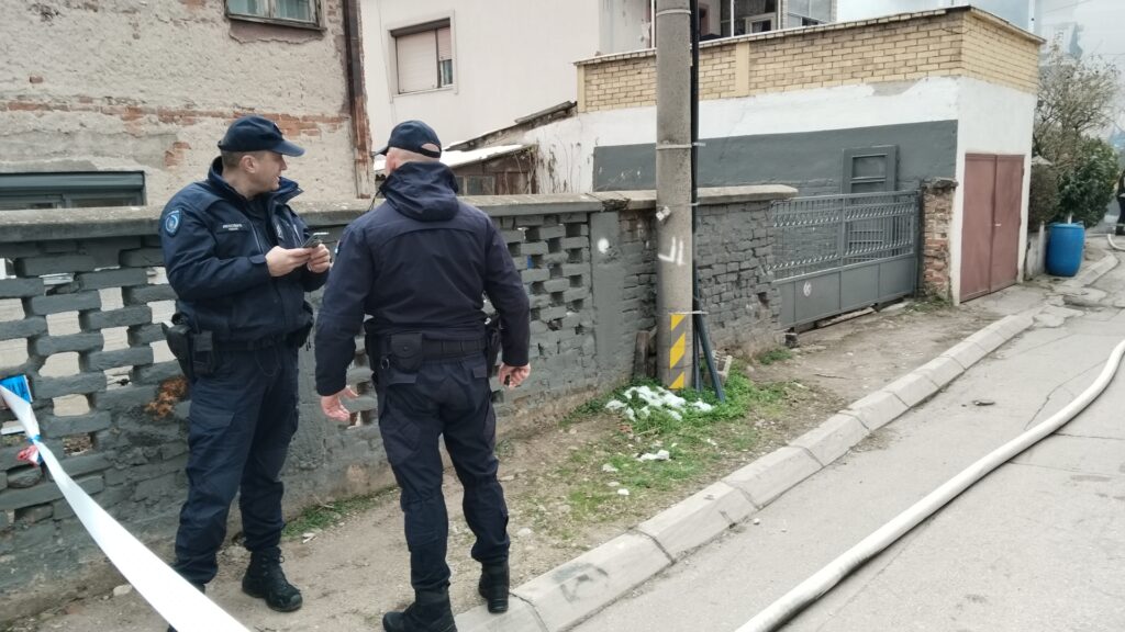 Niš 23. februar 2025. Veliki požar izbio je oko 11 časova u niškom naselju Palilula, u sokačetu u neposrednoj blizini Ulice episkopske