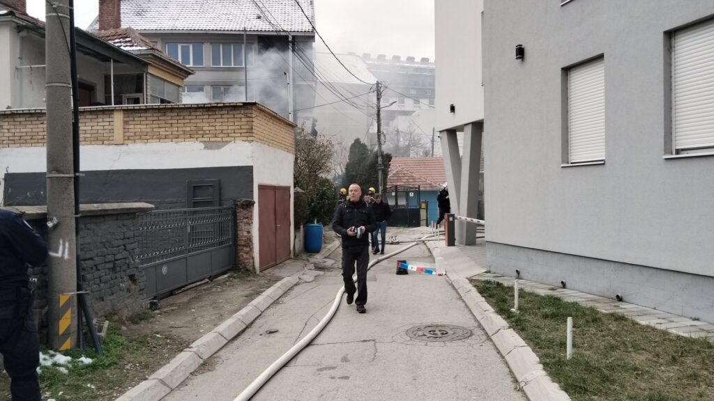 Niš 23. februar 2025. Veliki požar izbio je oko 11 časova u niškom naselju Palilula, u sokačetu u neposrednoj blizini Ulice episkopske