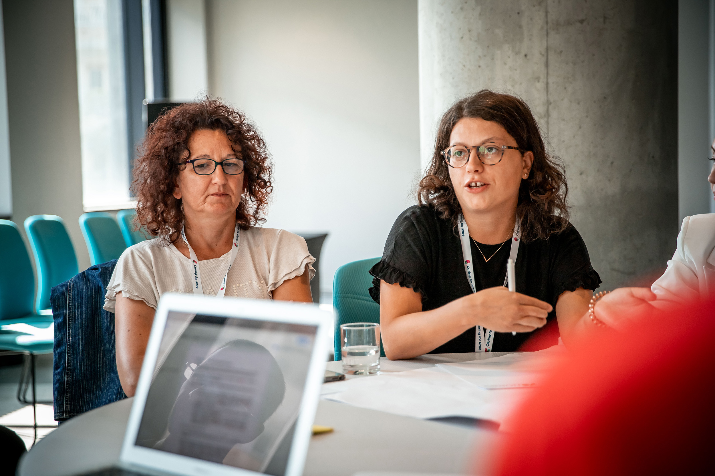 Trebaju mi tri sestre sa slike - ubacite 5-6 nekih fotki,m foku je na njima, one imaju neizlečivu bolest.