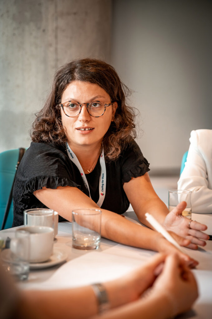 Trebaju mi tri sestre sa slike - ubacite 5-6 nekih fotki,m foku je na njima, one imaju neizlečivu bolest.