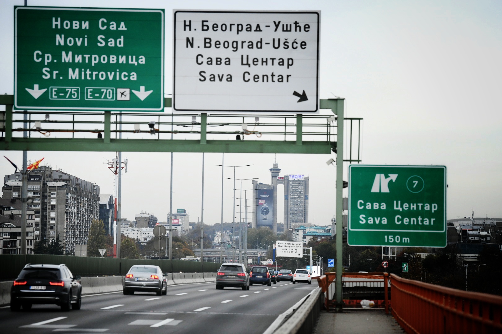 Beograd 03.11.2021. Most Gazela, tabla, saobraćajna tabla, znak, Novi Sad, Novi Beograd, Ušće, Sava Centar, saobraćaj, ilustracija, pokrivalica, fičer Foto: Vesna Lalić/Nova.rs