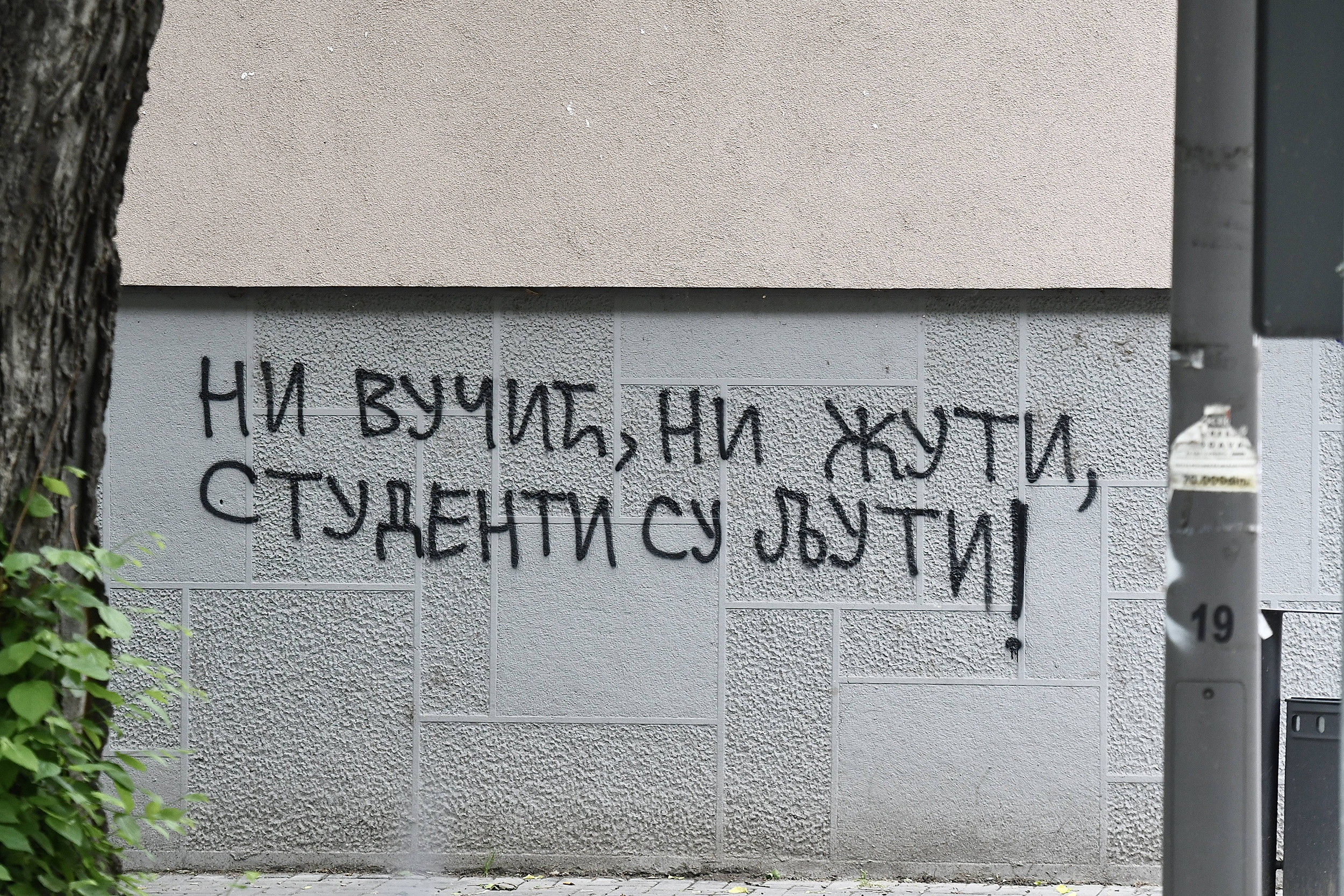 Novi Sad, 7.05.2025. - Grafit na fasadi zgrade u Novom Sadu. (BETAPHOTO/DRAGAN GOJIC) ni vučić ni žuti studenti si ljuti