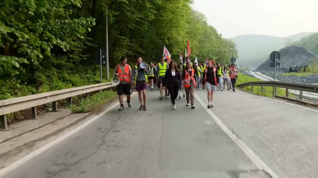 Srednjoškolci, pešačenje do Novog Sada
Srednjoškolci pešaci nadomak Novog Sada