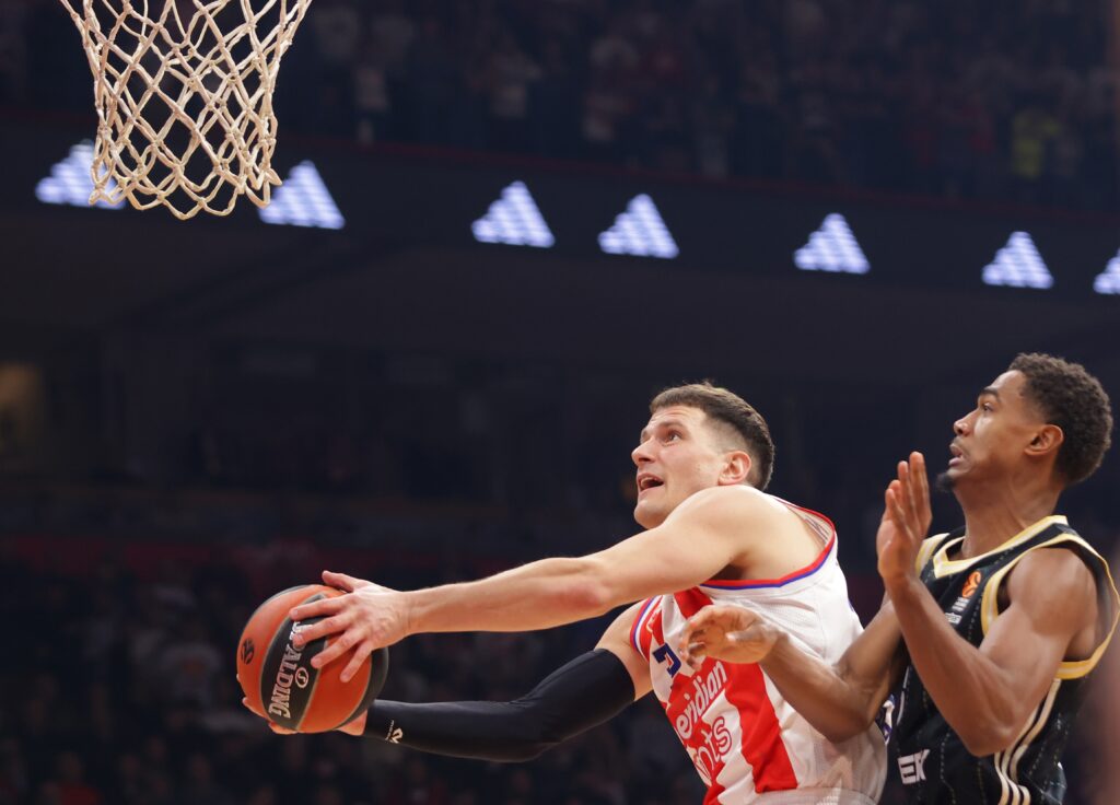 epa11875375 Crvena Zvezda's Nemanja Nedovic (L) in action against Asvel's Theo Maledon (R) during the Euroleague basketball match between Crvena Zvezda Belgrade and LDCL Asvel Villeurbanne in Belgrade, Serbia, 04 February 2025.  EPA-EFE/ANDREJ CUKIC