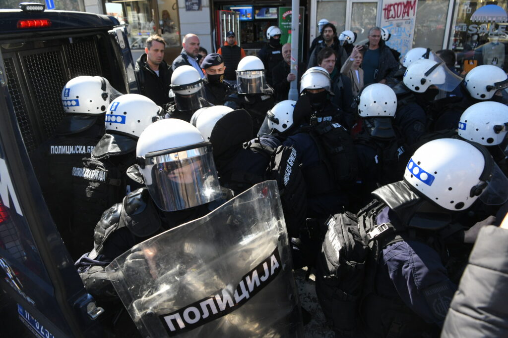 policija u opremi za razbijanje demonstracija ispred zgrade Skupštine grada
 Beograd 06.03.2025. Skupština grada Beograda, sednica, crvena farba ispred skupštine,, obezbeđenje policija kordon