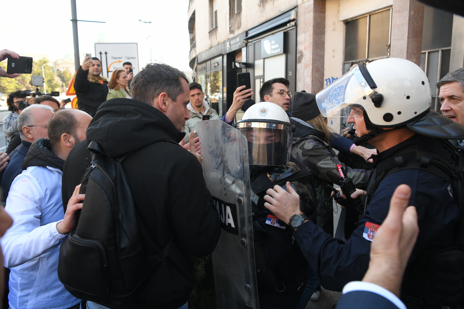 policija u opremi za razbijanje demonstracija ispred zgrade Skupštine grada
 Beograd 06.03.2025. Skupština grada Beograda, sednica, crvena farba ispred skupštine,, obezbeđenje policija kordon