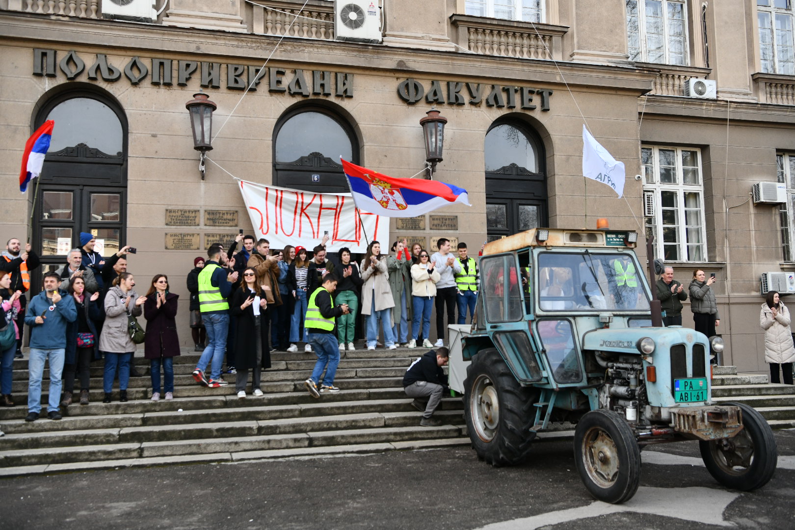 Beograd, Zemun 26.01.2025. Poljoprivredni fakultet, dolazak poljoprivrednika ispred zgrade fakulteta, poljoprivrednici, trakotri, traktor, studenti, studentski protest, blokada Foto: Vesna Lalić/Nova.rs