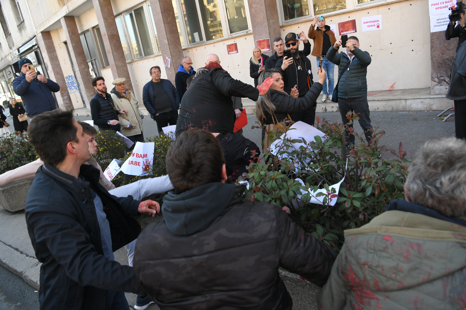 Beograd 06.03.2025. Skupština grada Beograda, sednica, crvena farba ispred skupštine,, obezbeđenje