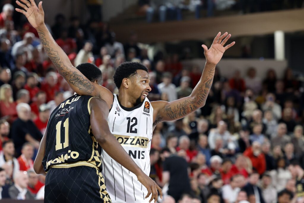 epa11881245 Alpha Diallo (L) of AS Monaco and Sterling Brown (R) of Partizan Belgrade in action during the Euroleague Basketball match between AS Monaco and Partizan Mozzart Bet Belgrade, in Monaco, 07 February 2025.  EPA-EFE/SEBASTIEN NOGIER