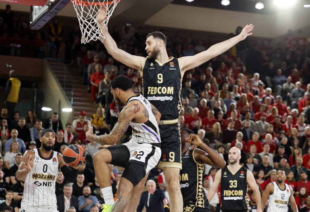 epa11881242 Georgios Papagiannis (R) of AS Monaco and Carlik Jones (C) of Partizan Belgrade in action during the Euroleague Basketball match between AS Monaco and Partizan Mozzart Bet Belgrade, in Monaco, 07 February 2025.  EPA-EFE/SEBASTIEN NOGIER