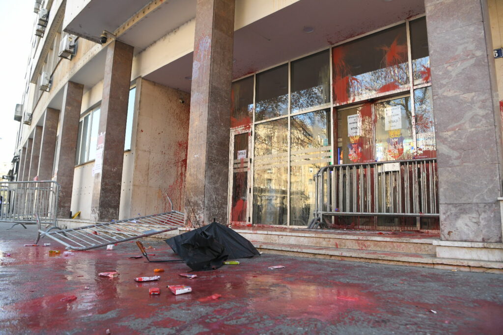 Beograd 06.03.2025. Skupština grada Beograda, sednica, crvena farba ispred skupštine,