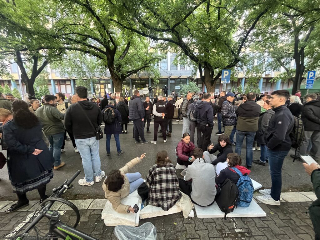 Novi Sad 19.05.2025. Blokada suda u Novom Sadu zbog novosadskih aktivista koji su u pritvoru više, duže od dva meseca. Nastavljena blokada suda u Novom Sadu. Sud, protest, studenti, građani, gradjani Foto: Nenad Mihajlović/Nova.rs BEZ POTPISA