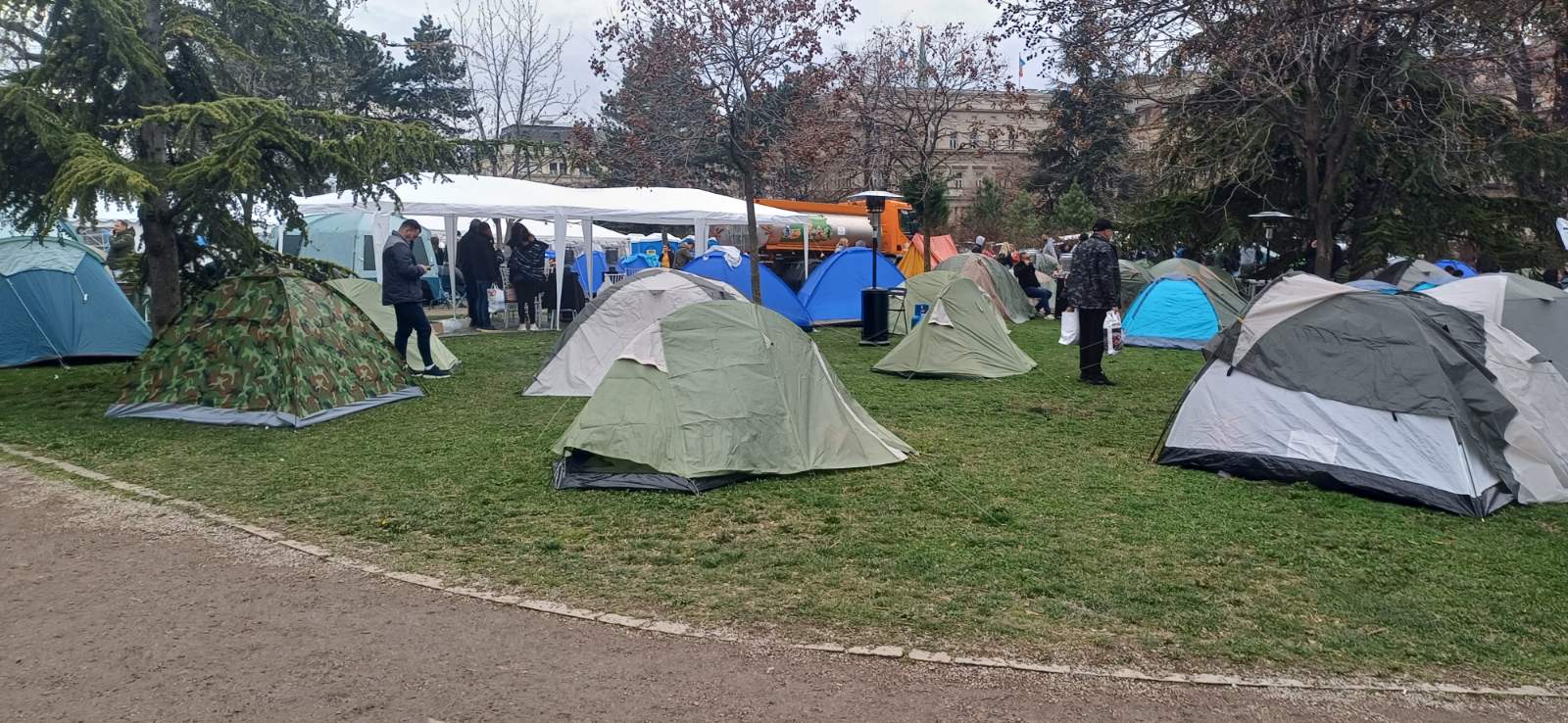 beograd 11.3.2025 ćaci studenti 2.0 , crvene beretke seniori, vojni šatori u Pionirskom parku