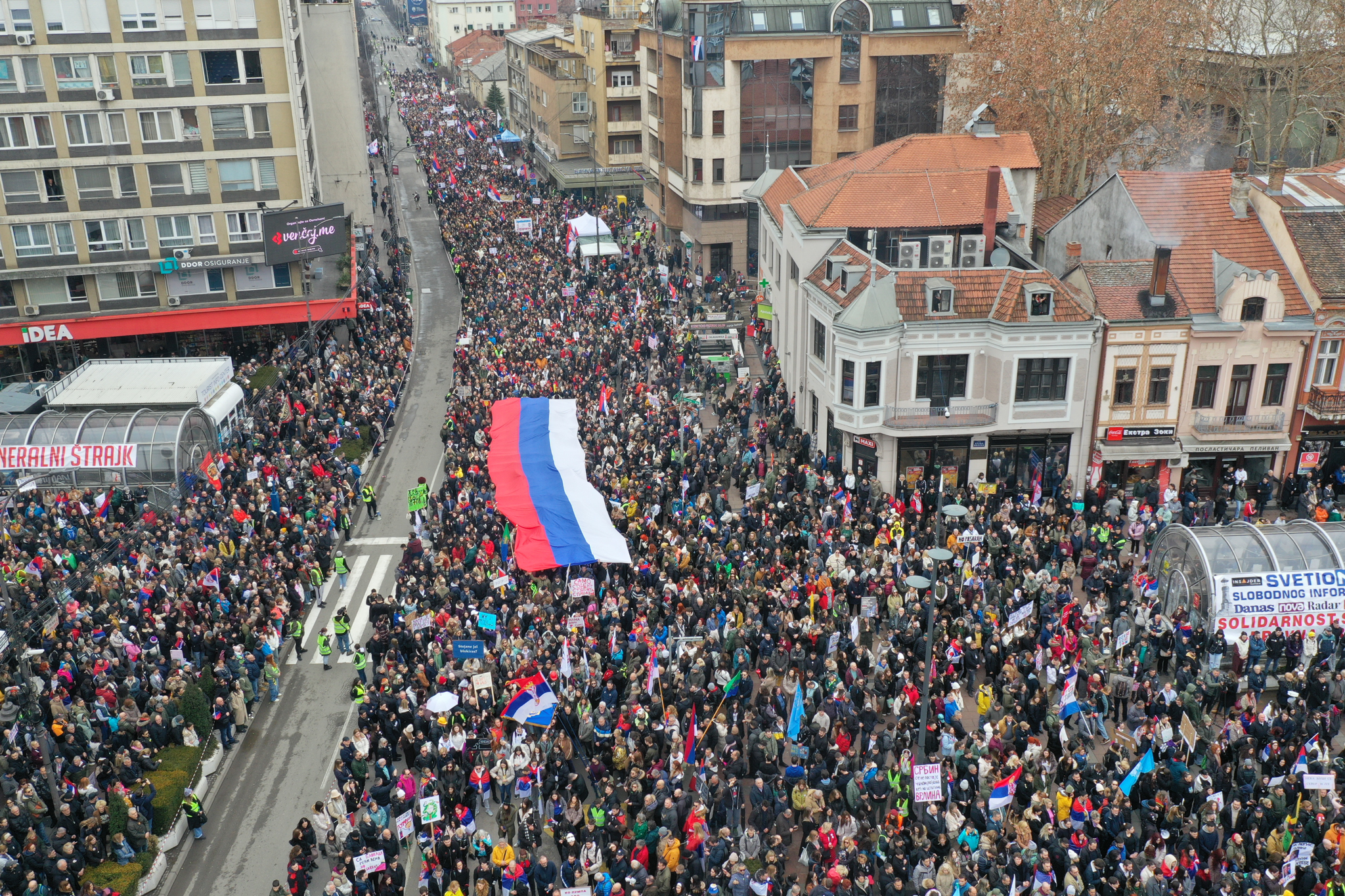 dron niš 1.3.2025 protest studenti blokada  trobojka