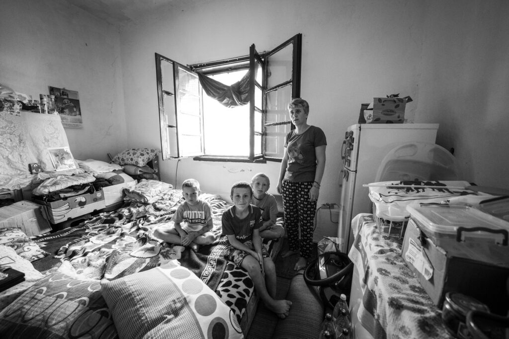 Seku drva, brinu o bolesnoj mami i nepokretnoj baki, domaći rade na patosu