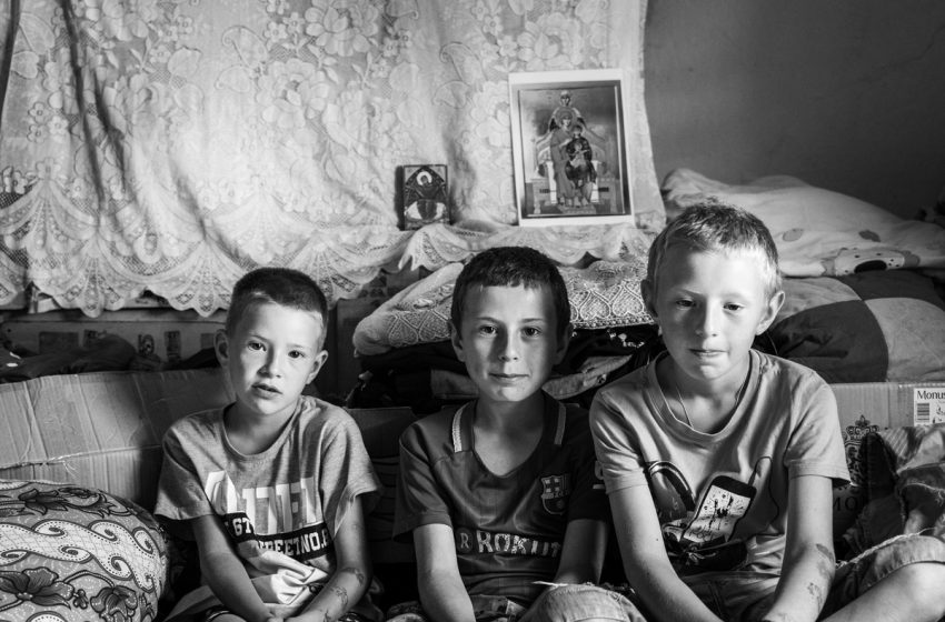 Seku drva, brinu o bolesnoj mami i nepokretnoj baki, domaći rade na patosu