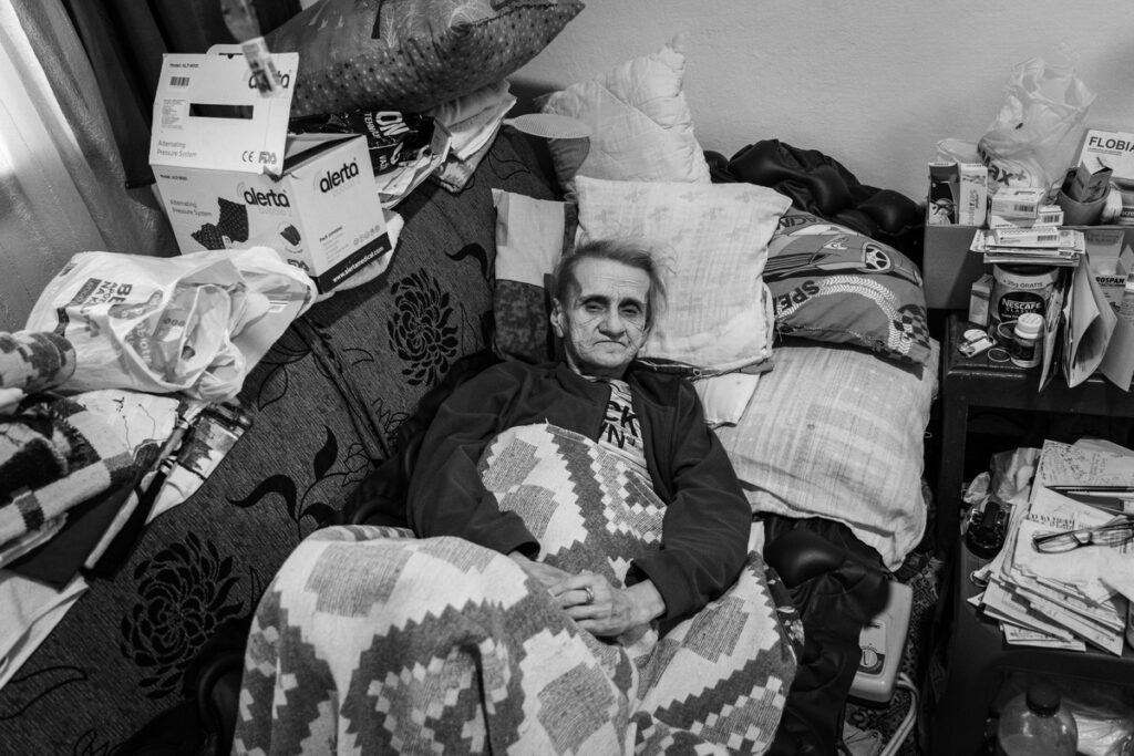 Seku drva, brinu o bolesnoj mami i nepokretnoj baki, domaći rade na patosu