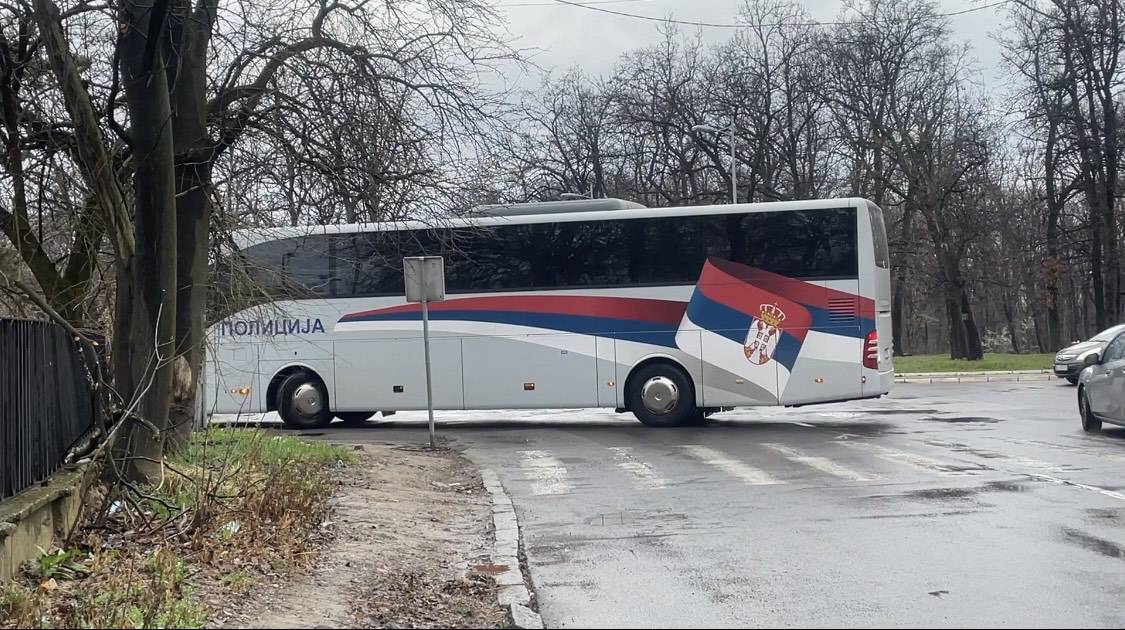 bEOGRAD, 11.03.2025. - Vozila policije parkirana u dvoristu objekata Radio-televizije Srbije (RTS) na Kosutnjaku. (BETAPHOTO/Masa Cvejic)