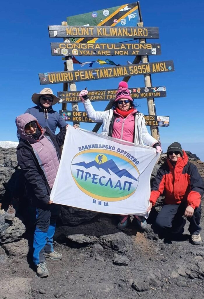 Uzvik „Idemo Niš“ se čuo na Kilimandžaru – četvoro Nišlijki i Nišlija na vrhu Afrike