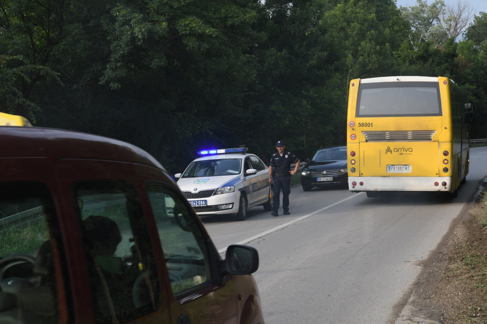 Majdanpek 06.06.2022. Prevrnuta cisterna na putu, cisterna za gorivo, udes, saobraćajna nesreća, nezgoda, policija, uvidjaj, uviđaj Foto: Dragan Mujan/Nova.rs