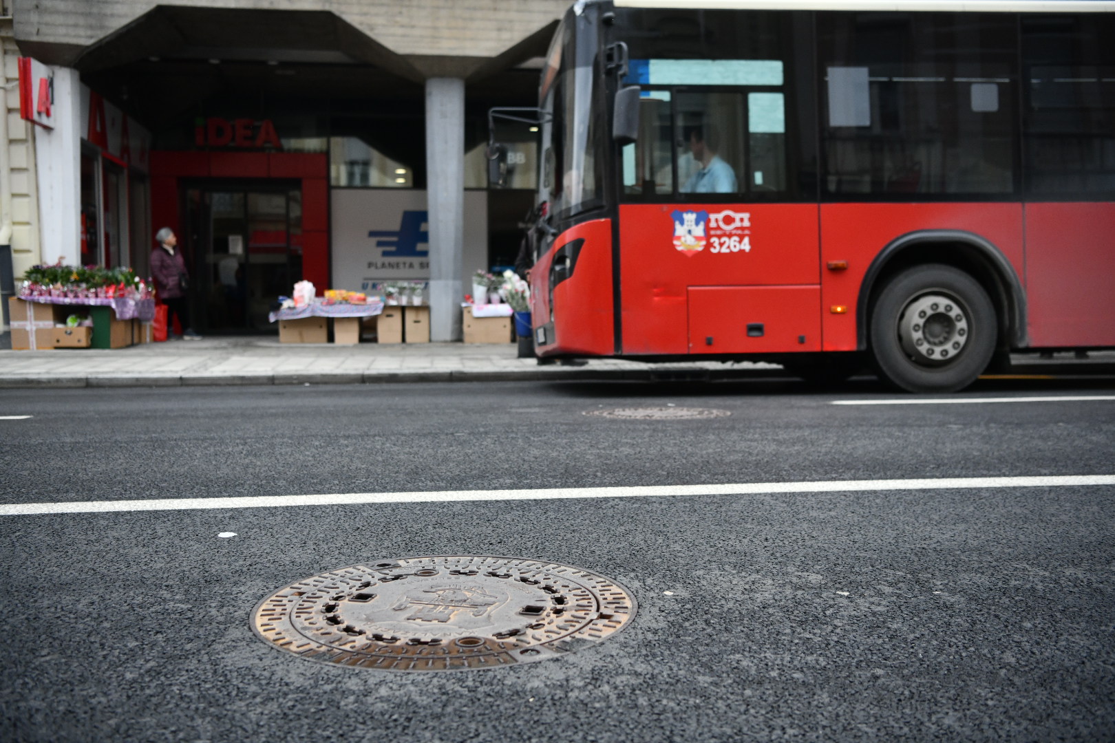 Beograd 08.03.2024. Zemun, Glavna ulica, renovirana Glavna ulica, šahtovi postavjeni u ravni sa asfaltom, šaht, kanalizacija, poklopac, ulica Foto: Vesna Lalić/Nova.rs