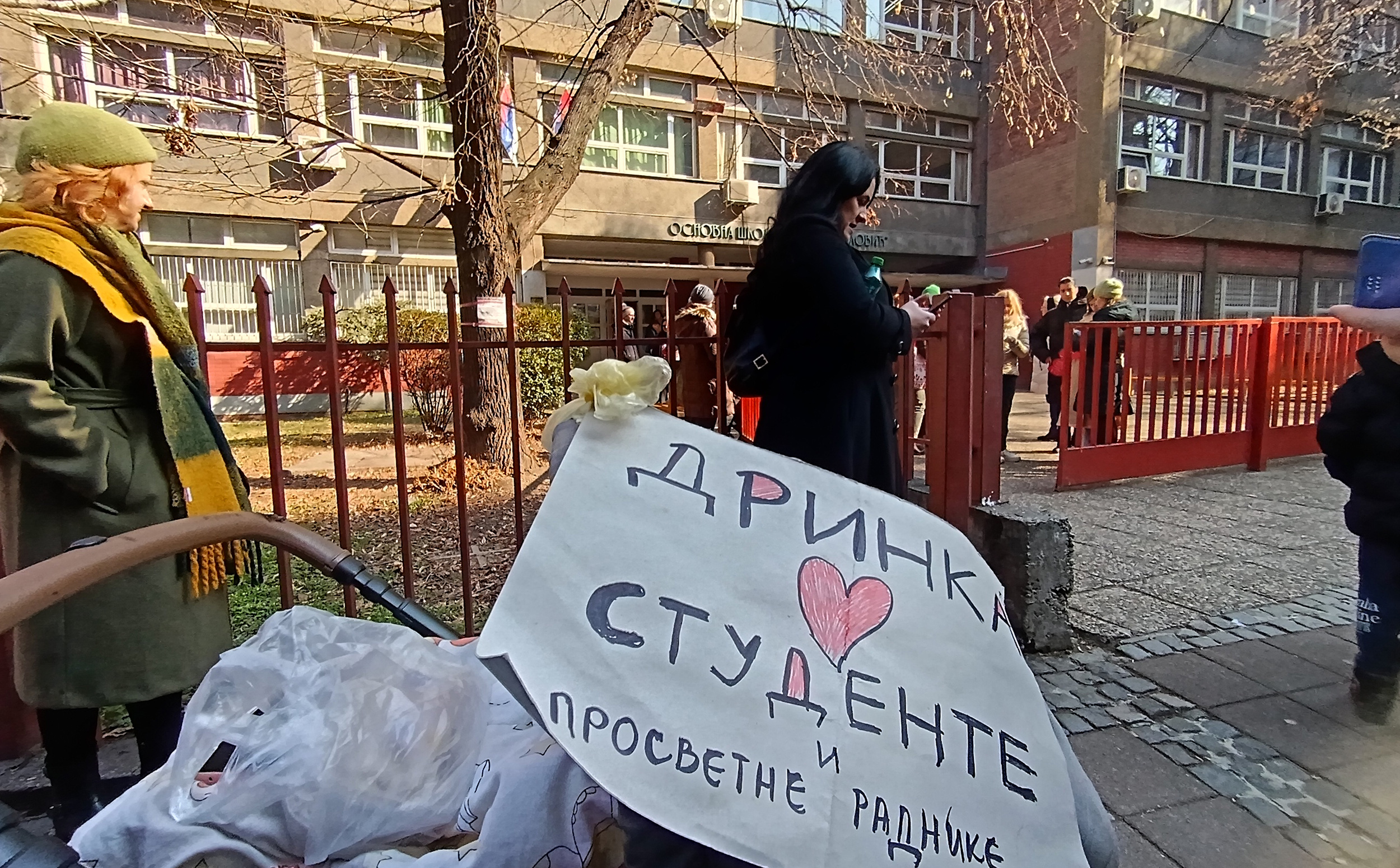 A meeting of parents in front of the elementary school "Drinka Pavlovic" in which some of the teachers suspended classes, who, together with teachers from other elementary schools in the municipality, started a protest walk to the Constitutional Court.S