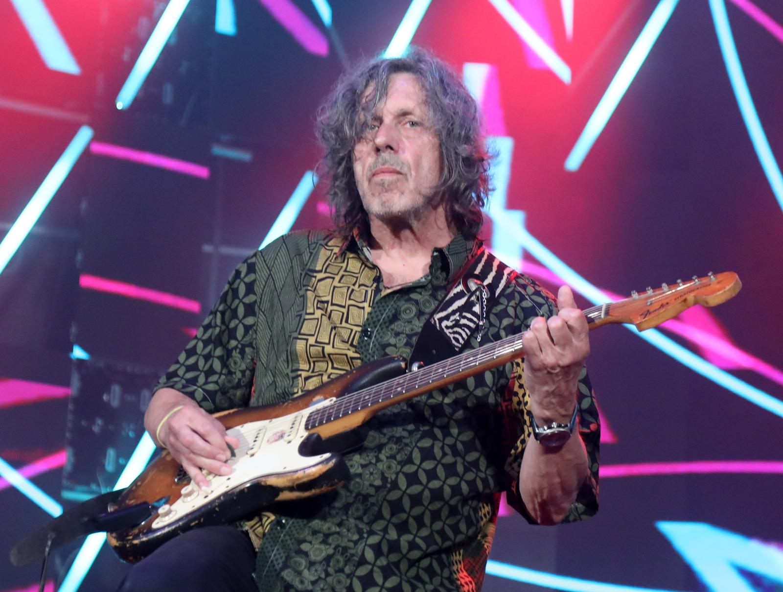 Mnotvo okupljenim uivalo u bezvremenskim hitovima Jurice Pa?ena i Aerodroma na  vodi?koj rivi