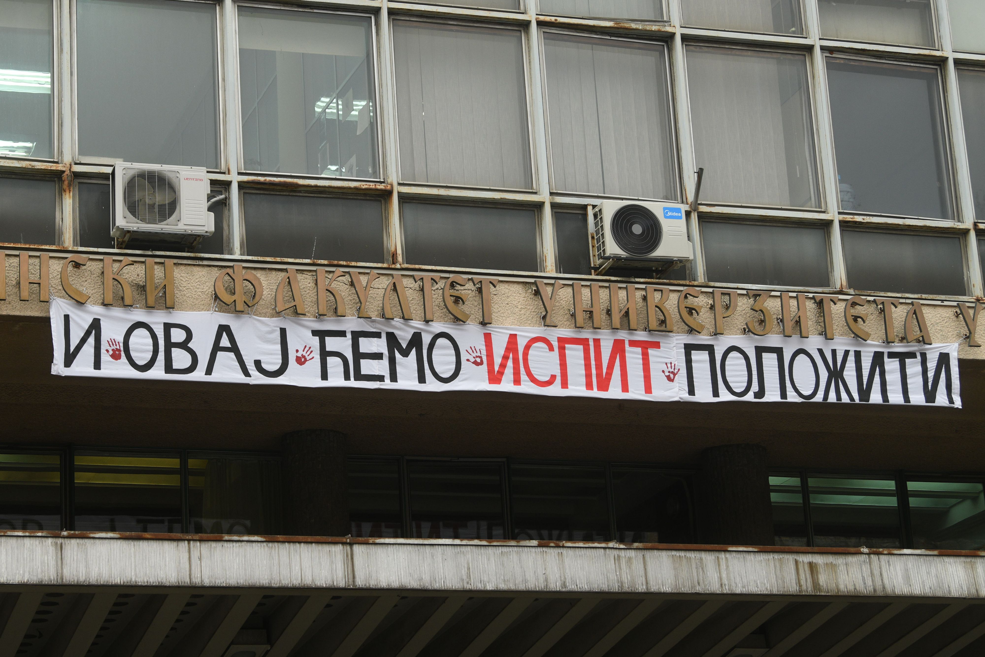 Beograd 17.12.2024. Mašinski fakultet Univerziteta u Beogradu, zgrrada, transparenti, transparent, blokada fakulteta, studenti Foto: Filip Krainčanić/Nova.rs