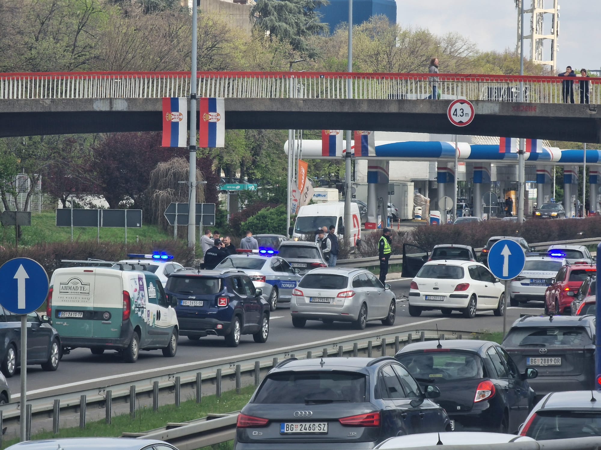 lančani kod petlje kod Arene ka Gazeli, četiri automobila