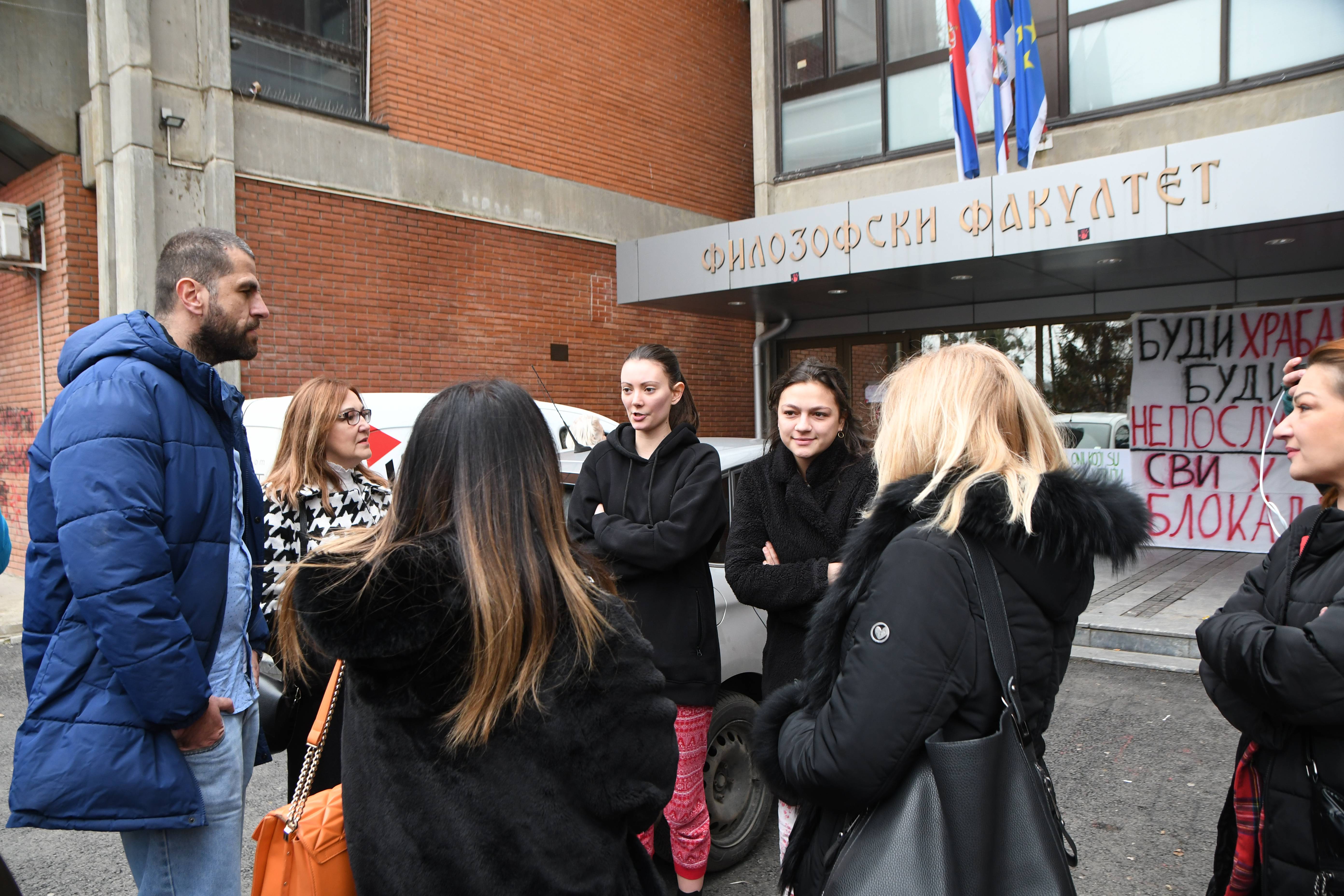PROSVETARI POSETILI STUDENTE KOJI BLOKIRAJU FILOZOFSKI FAKULTET