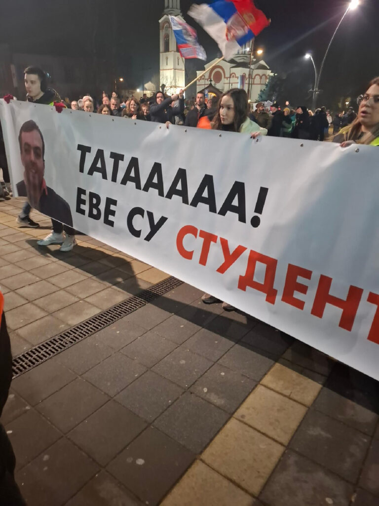 Mesto: Trstenik
Datum: Tue Feb 25 21:25:04 CET 2025
Dogadjaj: DRUŠTVO - doček u Trsteniku studenata i gimnazijalaca iz Čačka koji će prespavati i sutra nastaviti peške ka Nišu na protest 1. marta
Fotoreporter: Tatjana Todorović
Izvor: FoNet