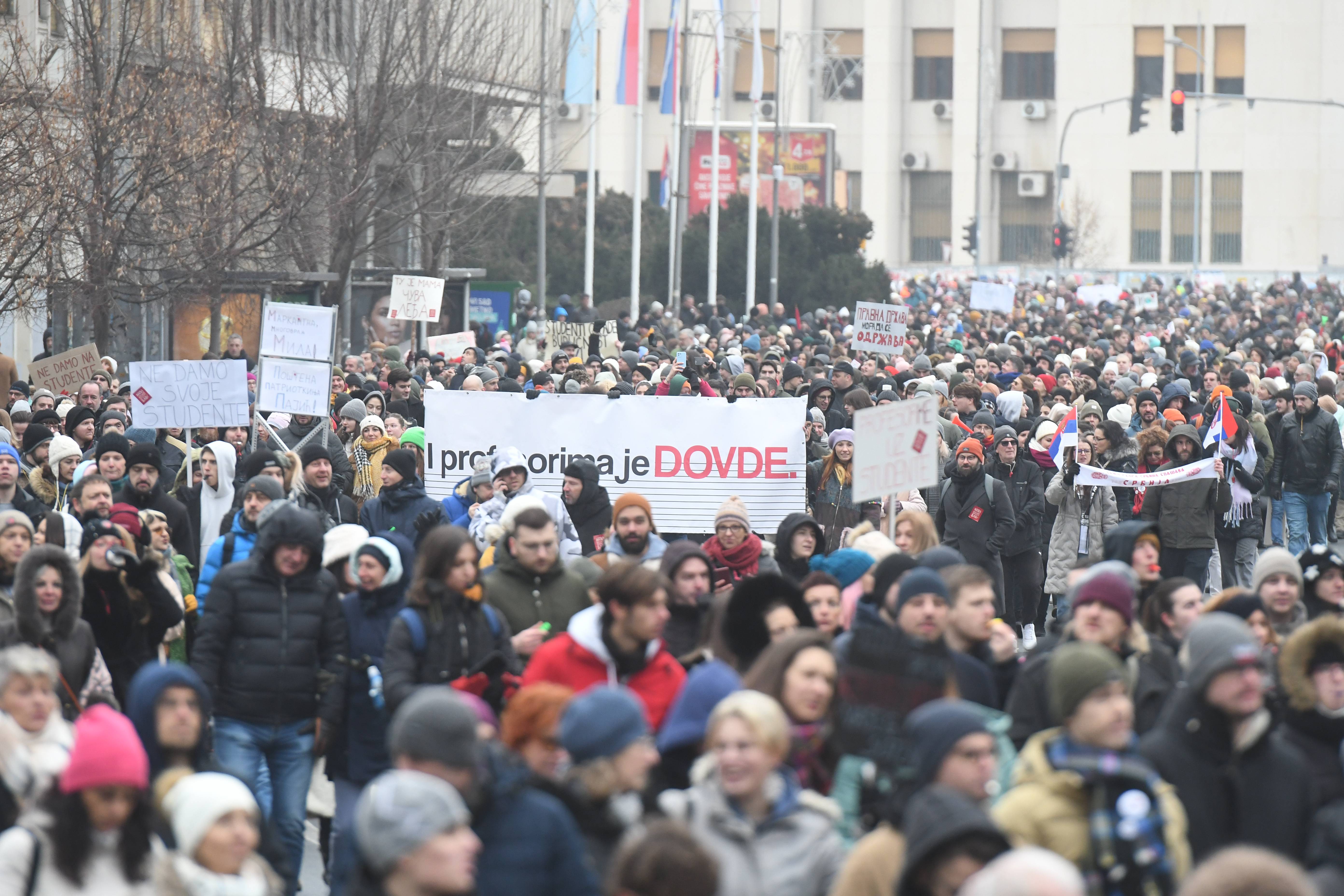 PROTESTNA SETNJA I PODRSKA GRADJANA NASTAVNICIMA